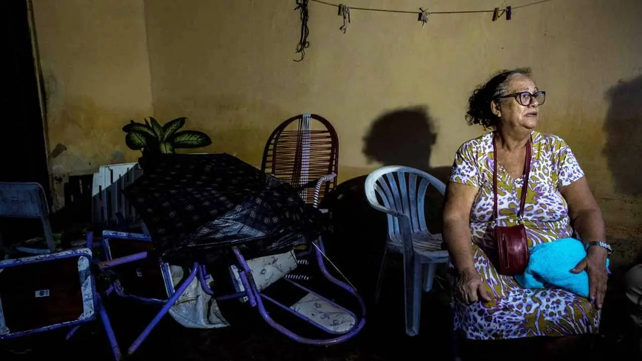 Imagem da notícia: 'Nunca tinha visto isso em toda a minha vida', diz dona de casa que teve muro desabado em Pacatuba