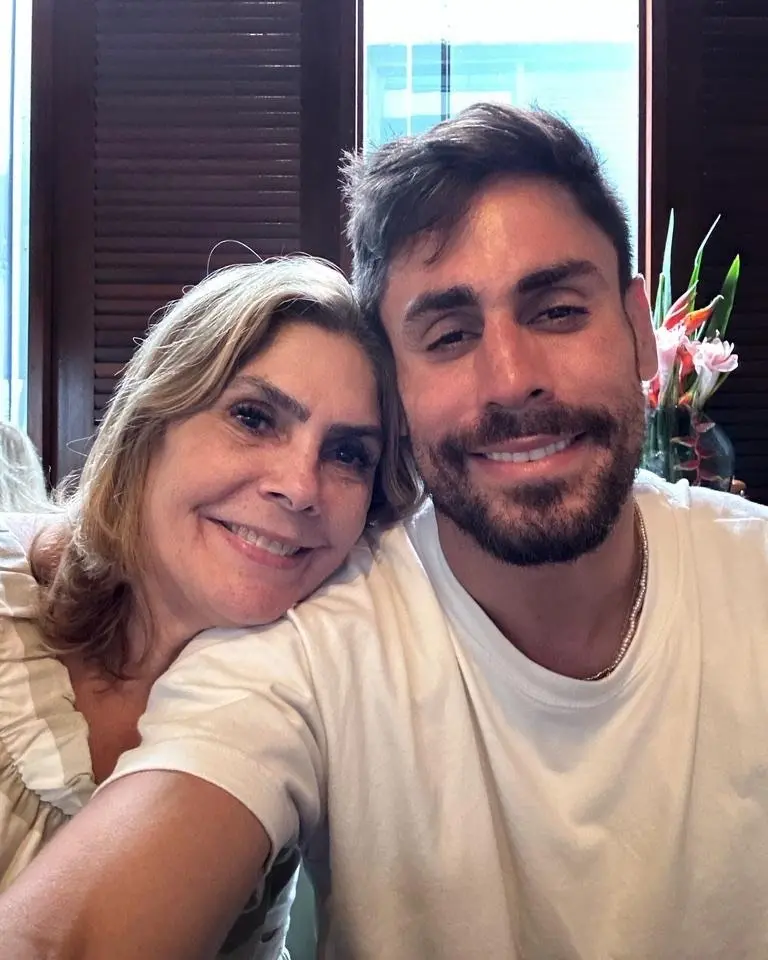 Imagem da notícia: Mãe de Cara de Sapato faz post de apoio ao filho: ‘um erro não define quem você é’