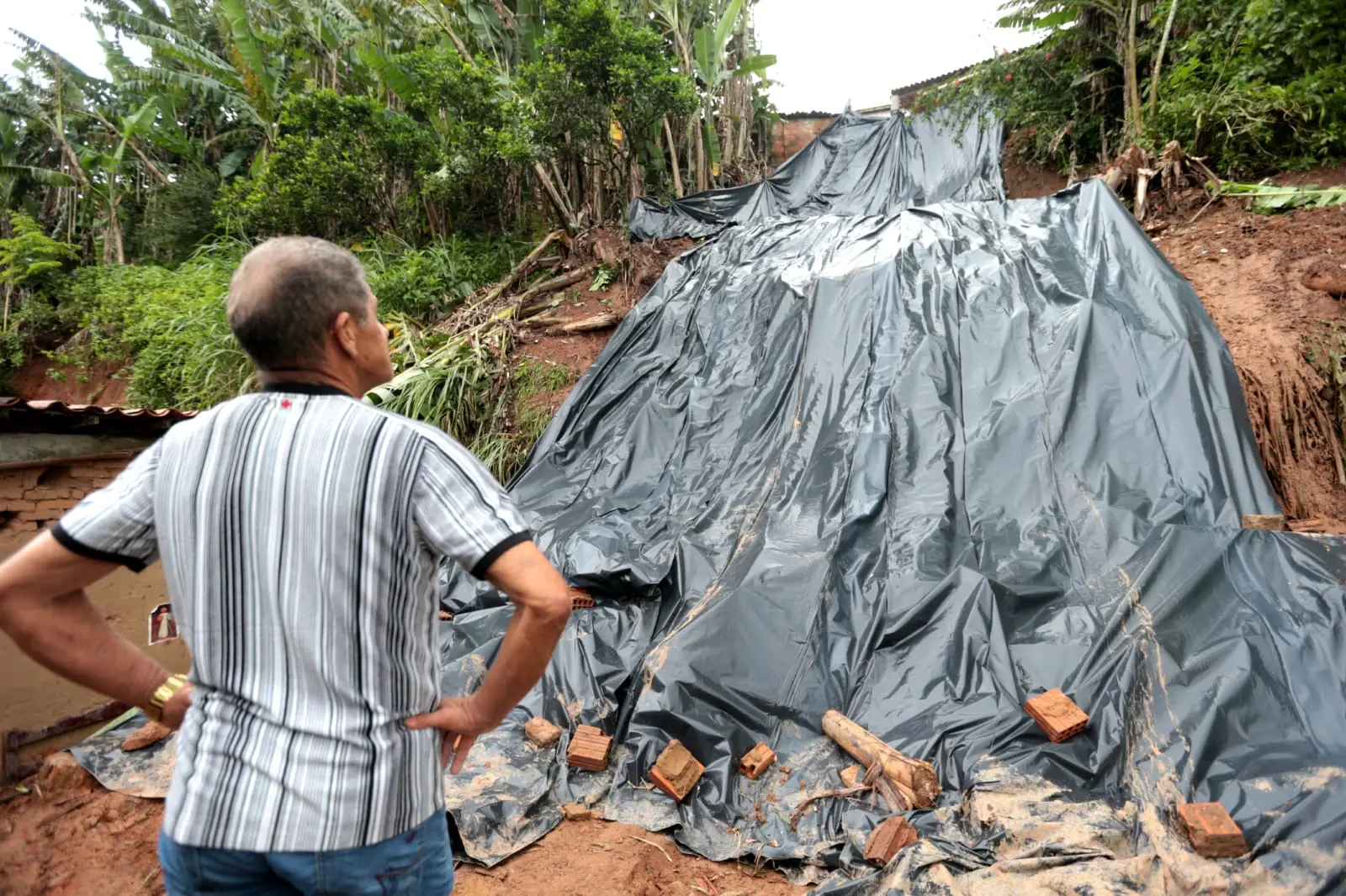 Imagem da notícia: Chuva em Aratuba: pelo menos 45 pessoas ficam desalojadas após deslizamento de terra 