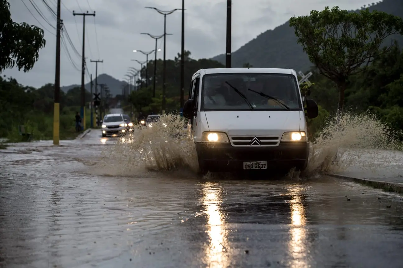 Imagem da notícia: Aratuba e Pacatuba estão entre as 123 cidades do CE com alertas de chuvas intensas até segunda (20)