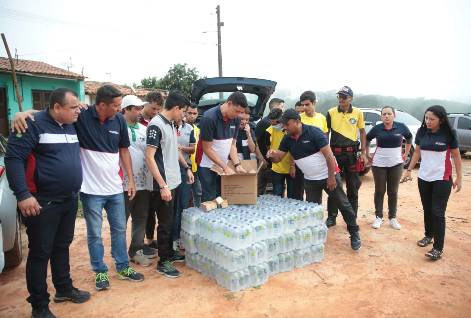 Água potável é entregue à população afetada pelas chuvas