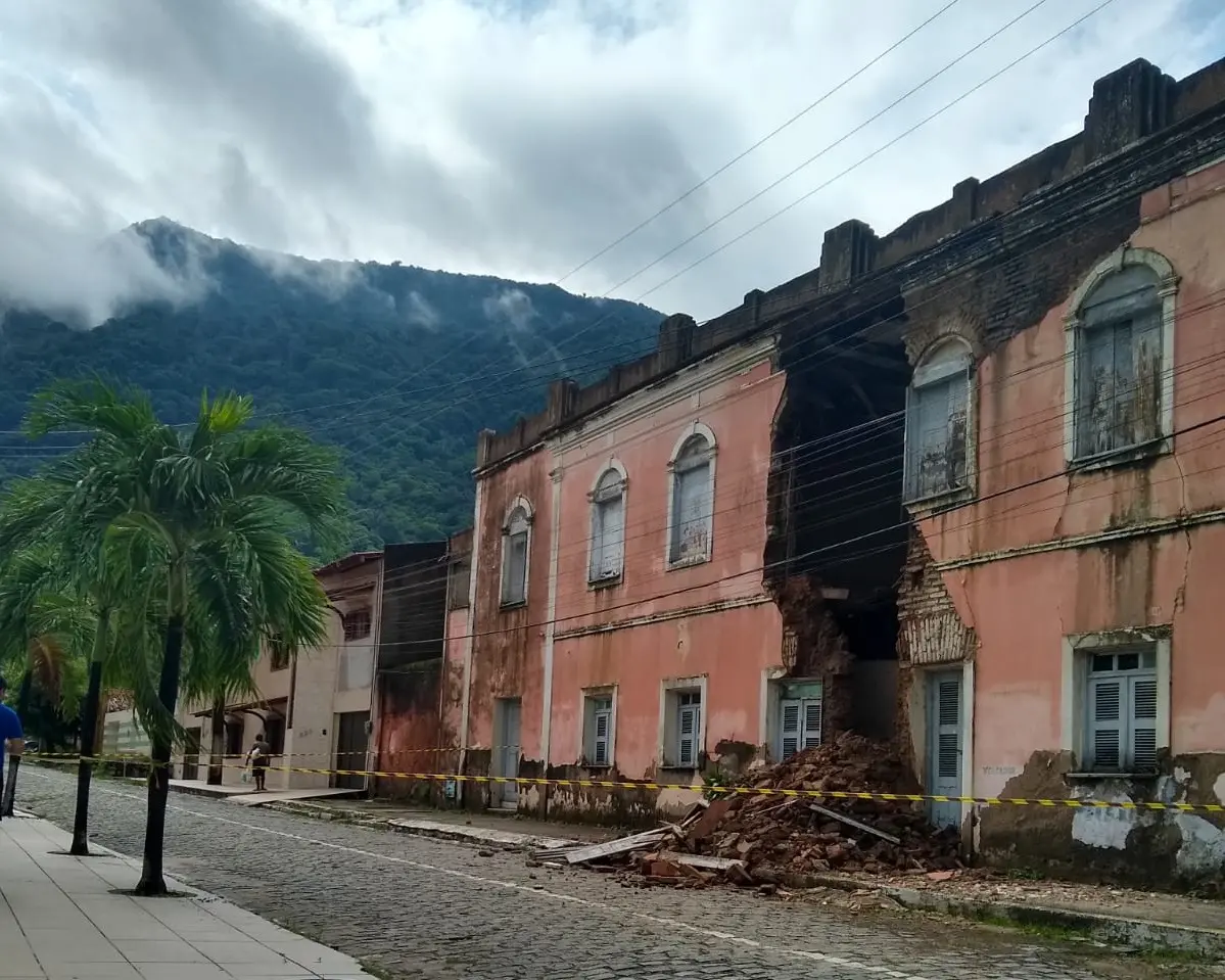 Imagem da notícia: Casarão histórico racha na Pacatuba após chuvas e 3 famílias vizinhas são retiradas de casa; veja