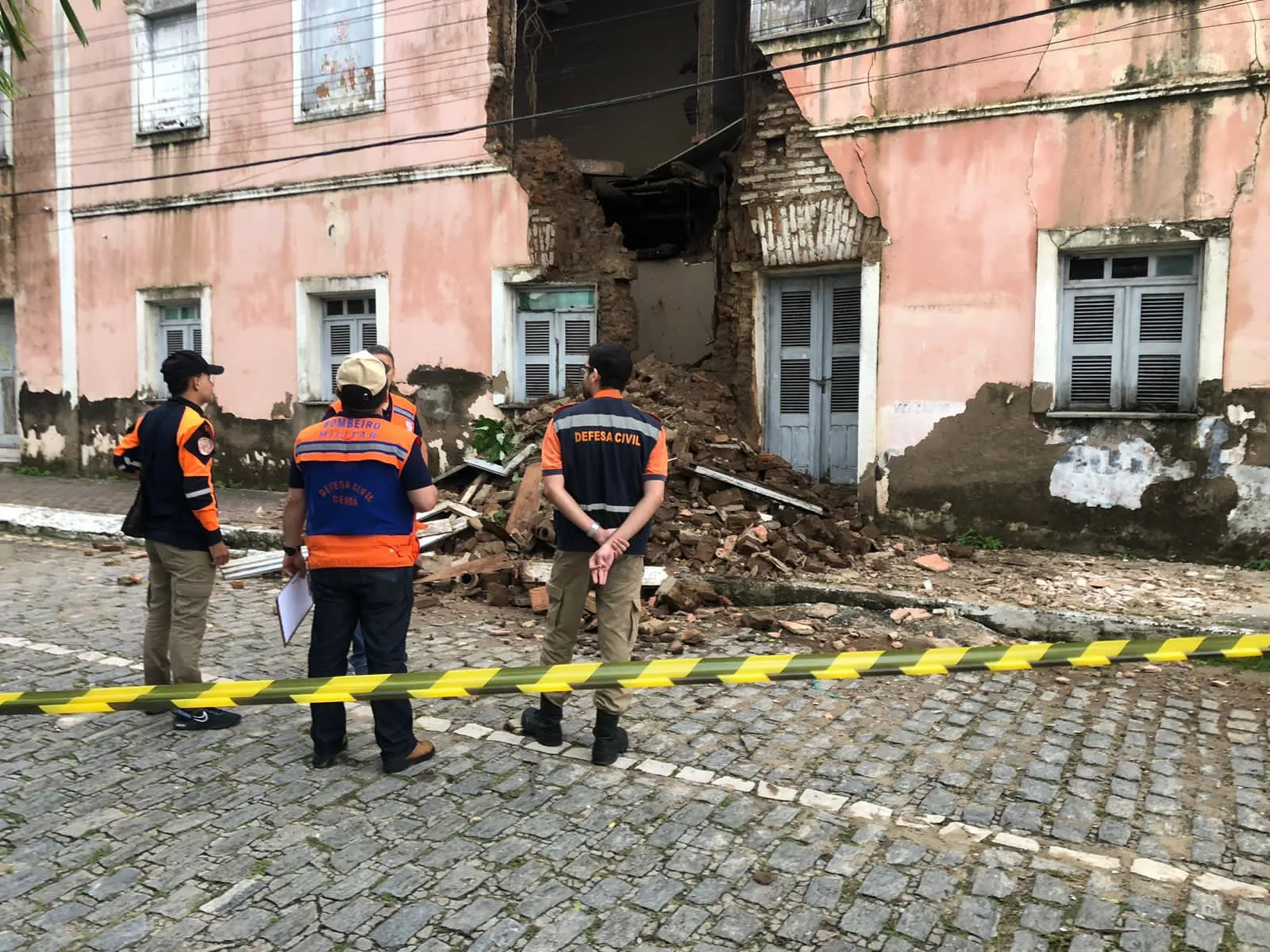 Defesa Civil e agentes do Corpo de Bombeiros estiveram no local para avaliar os riscos do imóvel histórico