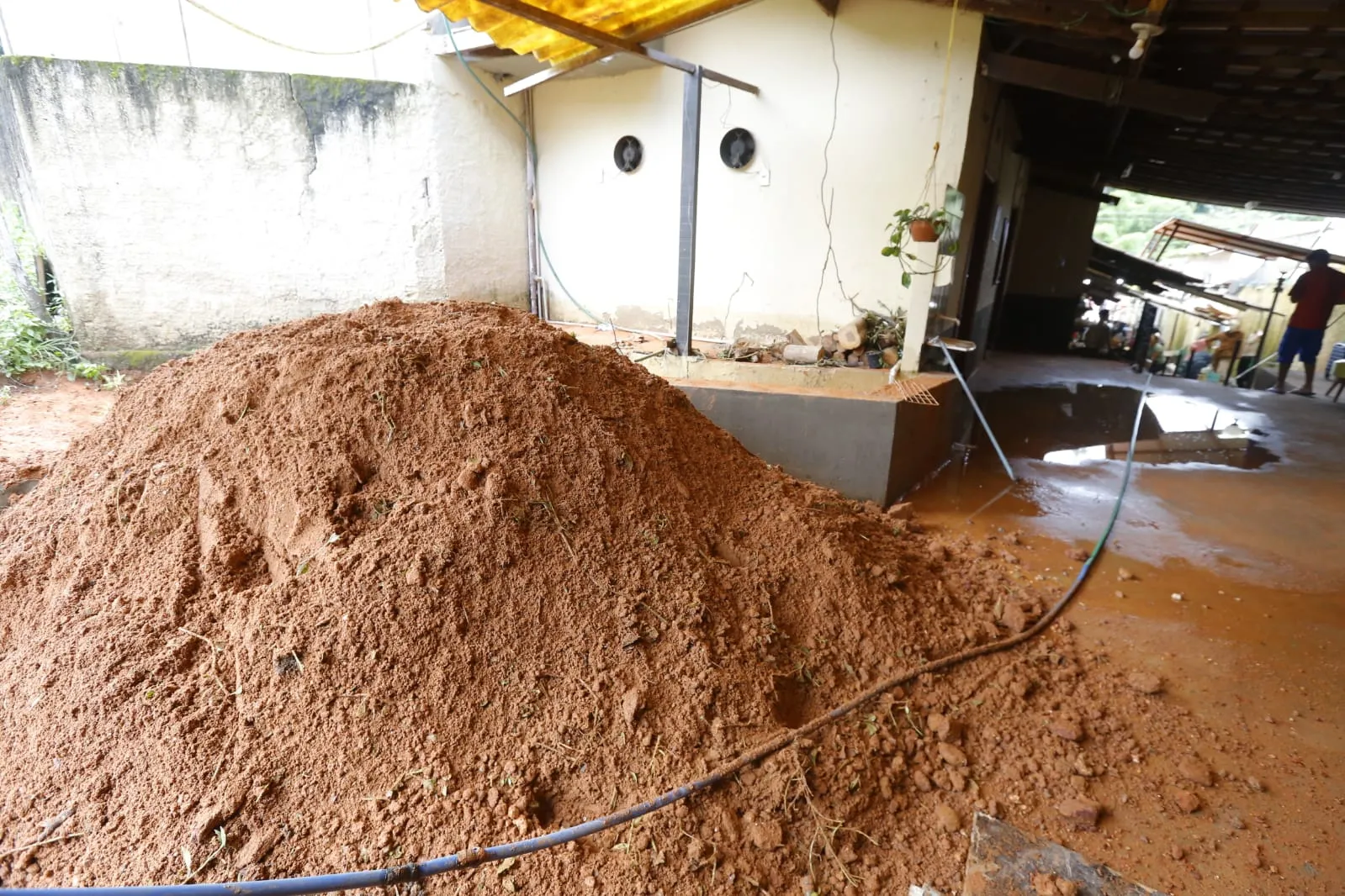 Ruas ficaram alagadas e correnteza trouxa grande volume de lama e barro para as vias e estabelecimentos