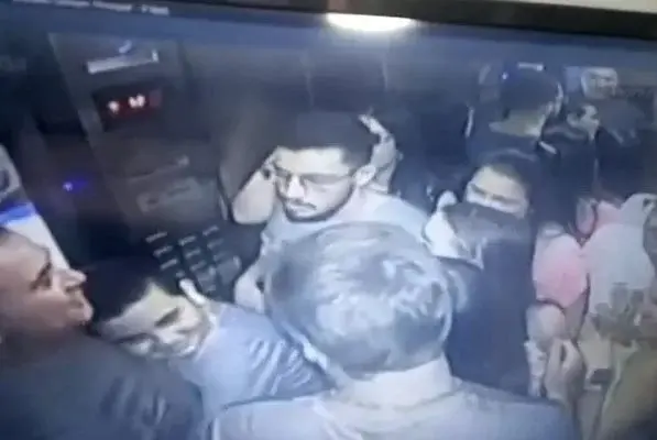 Imagem da notícia: Elevador despenca com 11 pessoas e deixa feridos em Maceió; veja vídeo