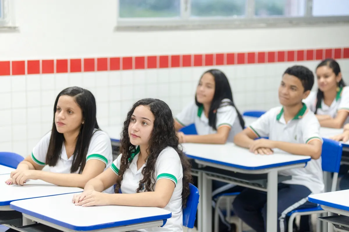 A carga horária no Novo Ensino Médio aumentou de 800 para 1.000 horas anual