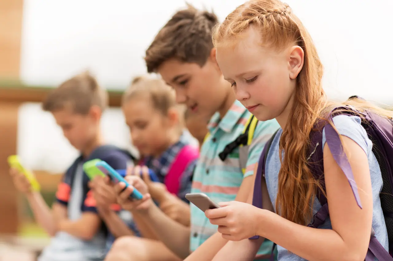 Imagem da notícia: Como estabelecer limites de telas para crianças e adolescentes? 