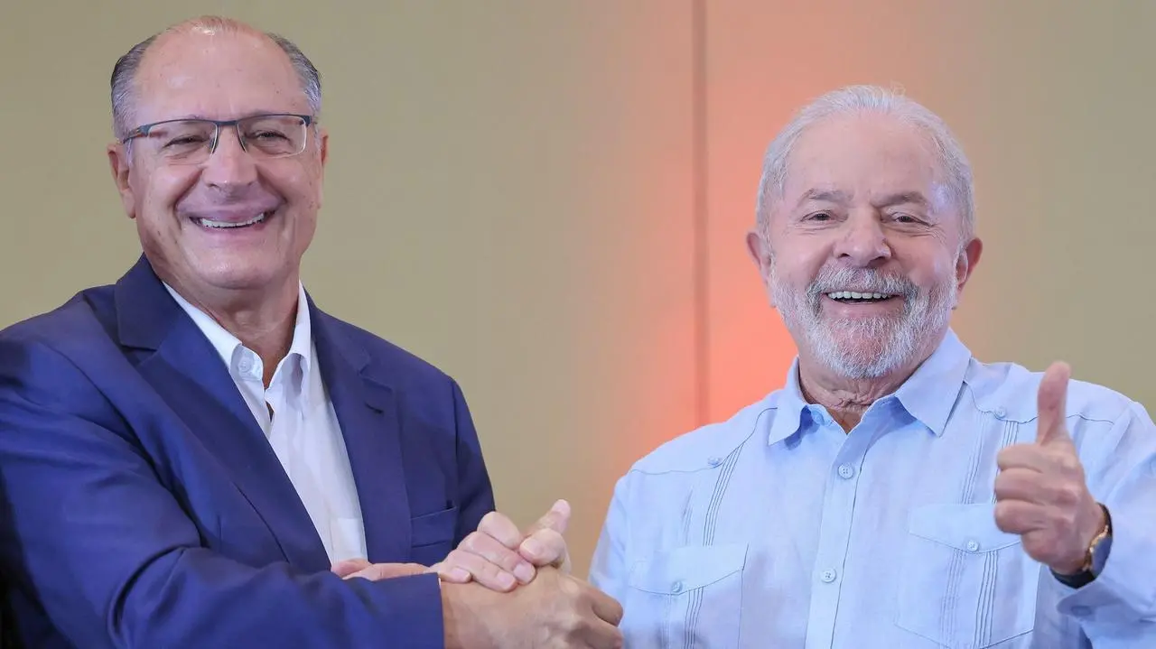 Imagem da notícia: Bolsa B3 cai por novas críticas de Lula à política de juros do BC