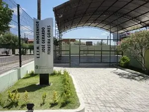 Imagem da notícia: Parte de teto de sala de aula desaba em escola de Sobral