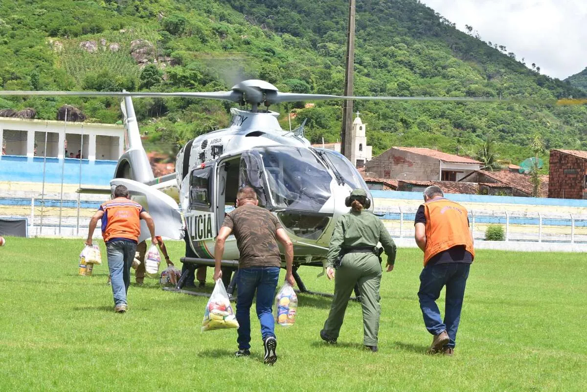 Helicóptero foi usado para levar alimentos e remédios para a comunidade de Pau Alto
