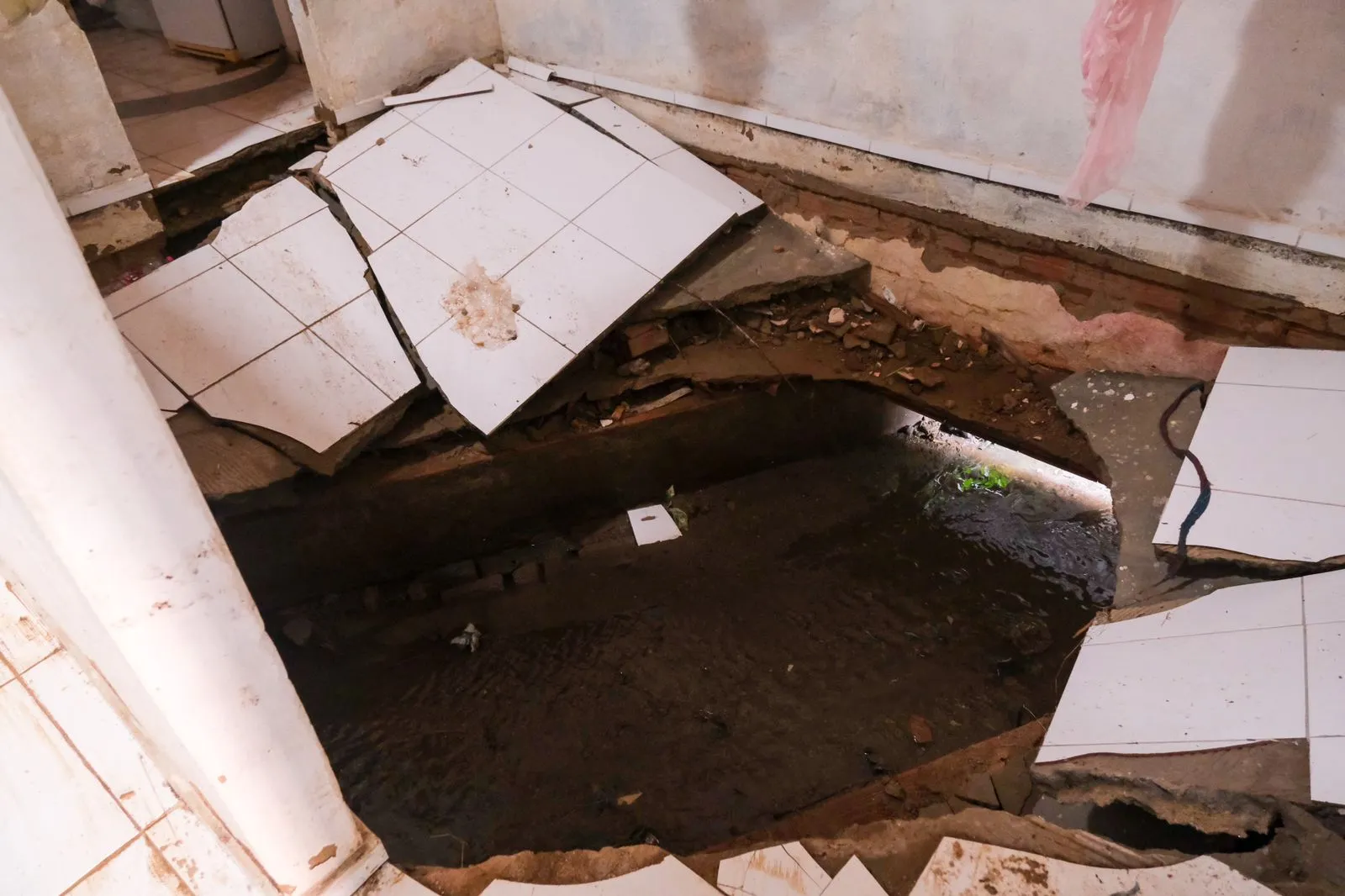 Na casa da Silverlandia, um buraco se abriu no meio do chão de um dos quartos