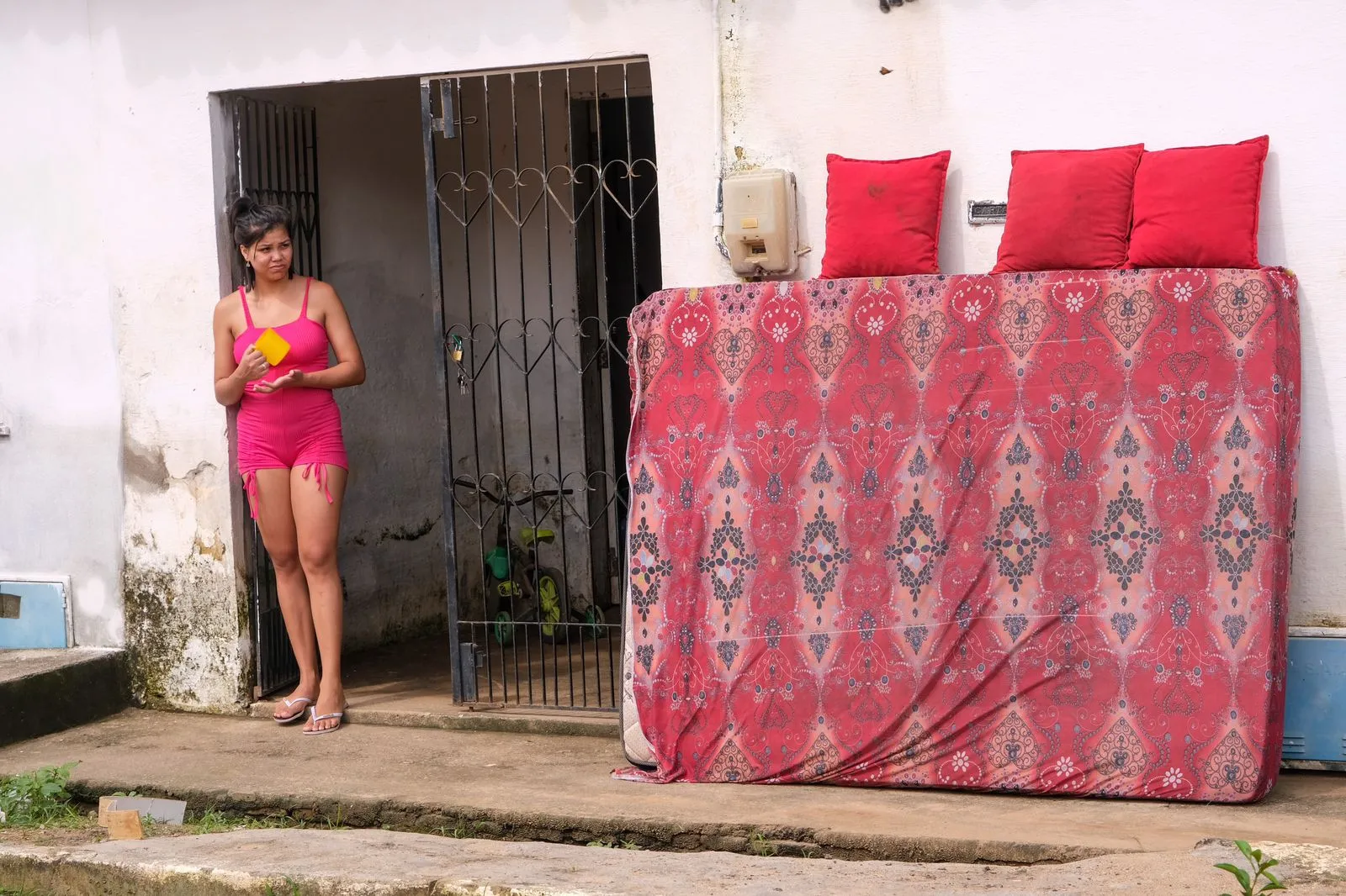 Moradores tentam recuperar pertences que foram molhados e ainda 