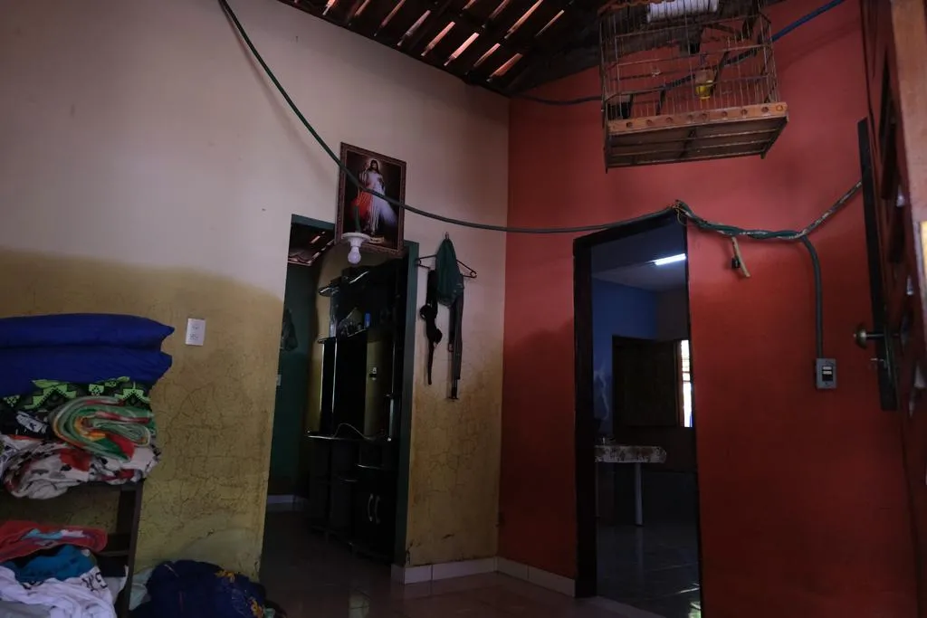 As marcas nas paredes dão conta da altura que a água da chuva chegou dentro das residências