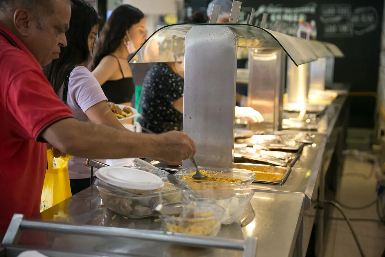 Imagem da notícia: Vale alimentação dura apenas 11 dias e trabalhador precisa pagar metade das refeições no mês 
