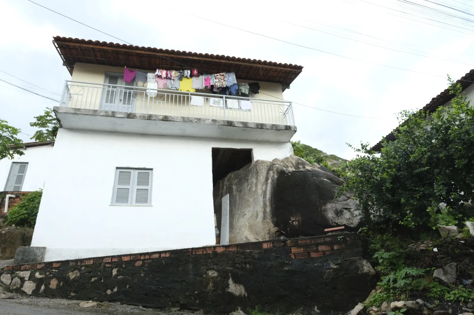 Algumas casas do bairro Ladeira foram construídas ao redor das rochas das encostas