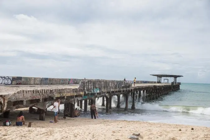 Imagem da notícia: Adolescente de 15 anos morre afogado após pular da Ponte Velha, no Poço da Draga