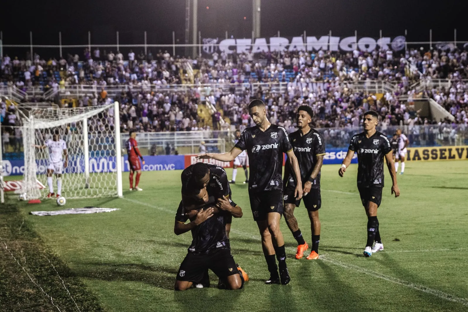 O atacante Álvaro marcou o primeiro do Ceará no fim do 1º tempo