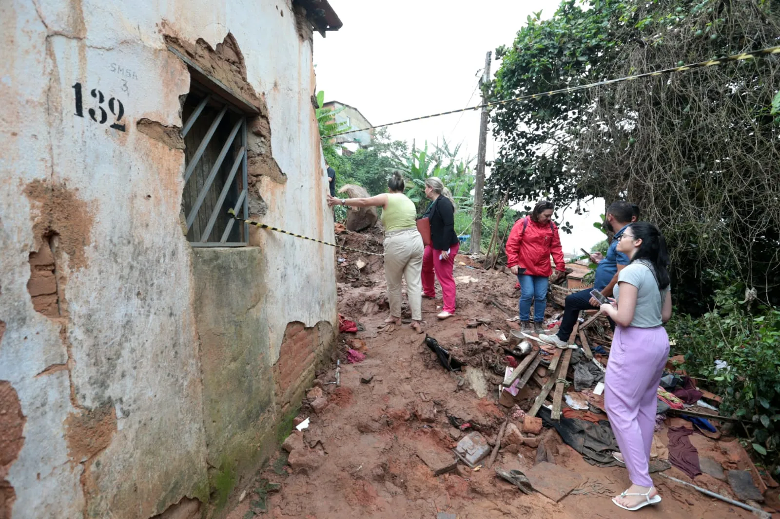 Agentes da Secretaria de Proteção Social vistoriam situação de casas em Aratuba