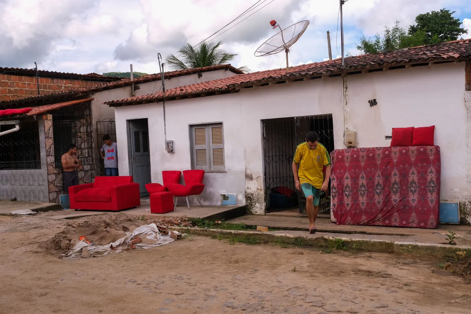 Moradores põem móveis para secar após fortes chuvas em Itapajé