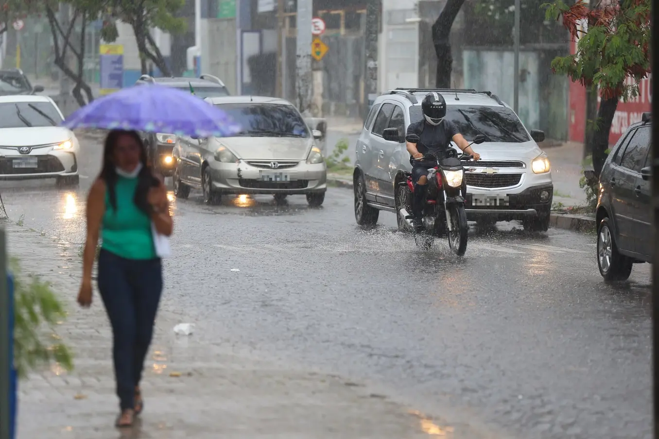 Imagem da notícia: Aviso de chuvas volta a alertar todas as cidades do Ceará; veja riscos 