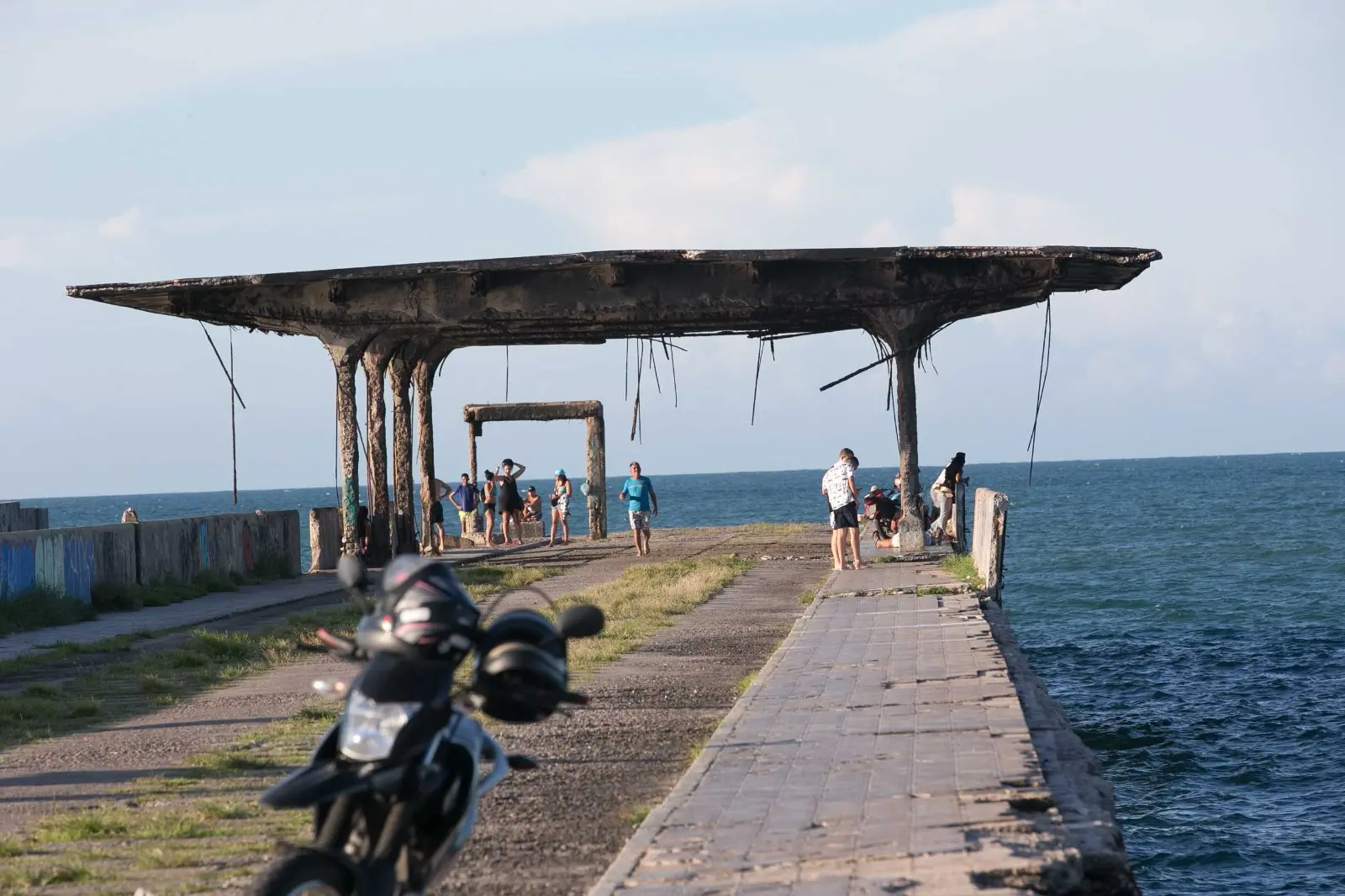 Imagem da notícia: Motociclista é atingido por pedaço de concreto da Ponte Velha e leva 30 pontos na cabeça 