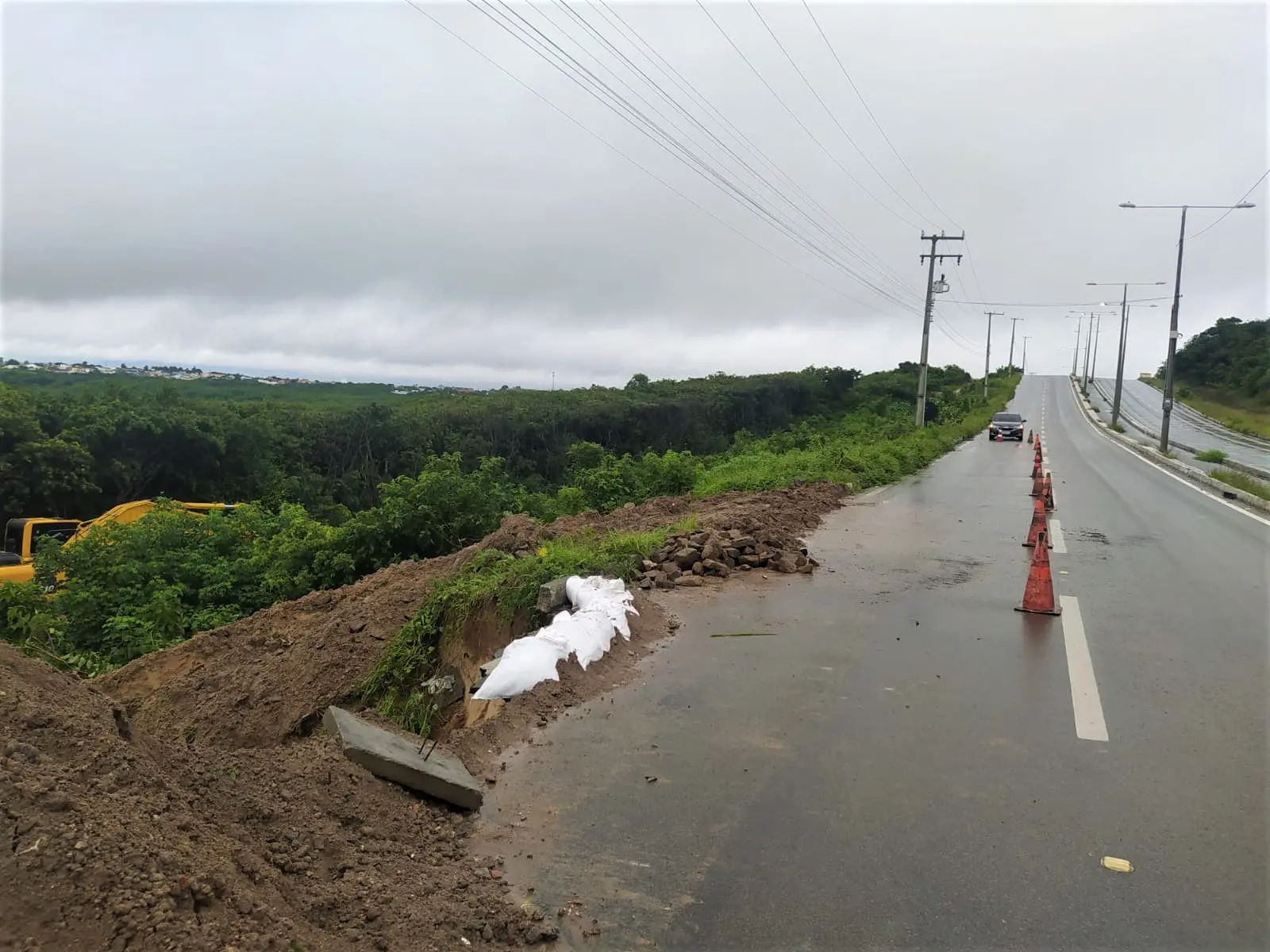 Imagem da notícia: Parte do acostamento da CE-025 cede e via é parcialmente interditada em Aquiraz