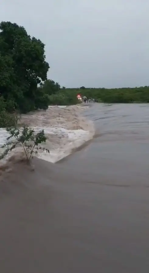 Imagem da notícia: Distrito isolado, estrada rompida e açude em alerta: Senador Pompeu decreta calamidade por chuvas