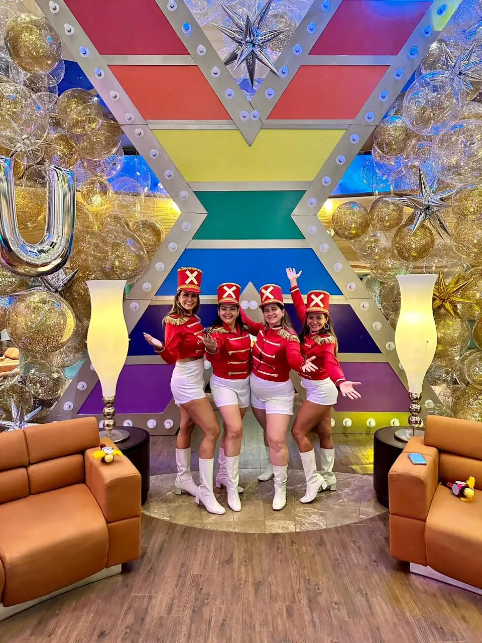 Imagem da notícia: Cearenses apostam em roupa de paquita e se destacam no navio da Xuxa