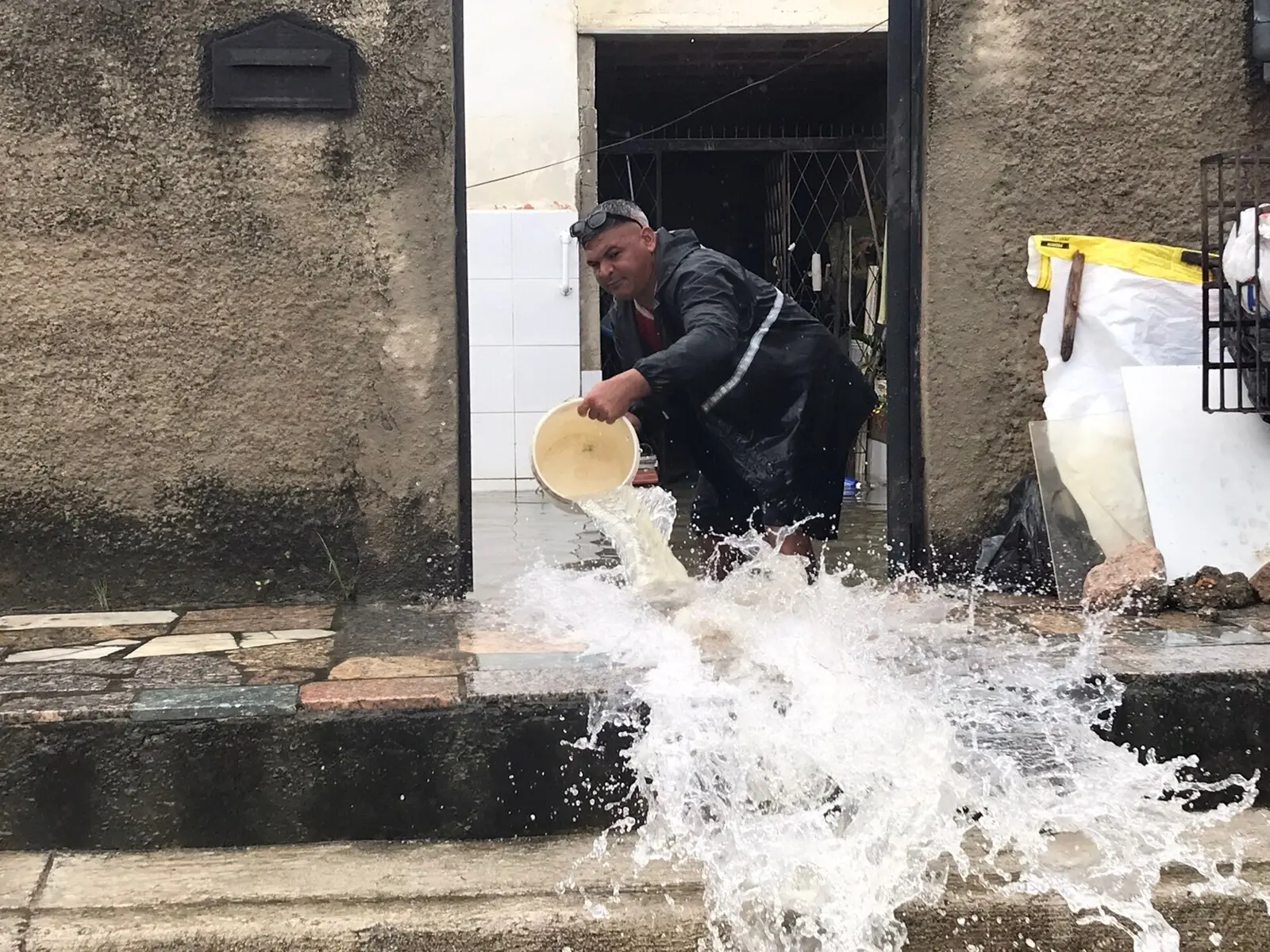 Imagem da notícia: Canal transborda e água invade casas no bairro Mondubim, em Fortaleza 