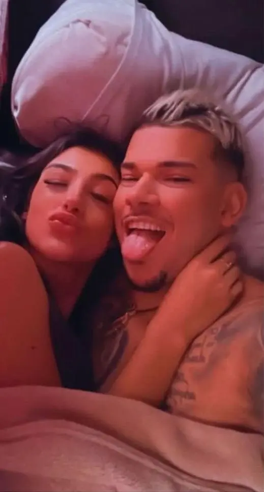 Imagem da notícia: Após terminar noivado, Bia Miranda posa com o cantor Buarque na cama