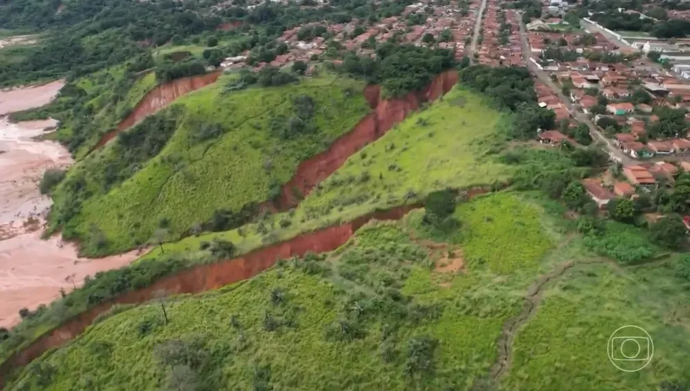 O fenômeno geológico representa risco para mais de 800 pessoas na região.