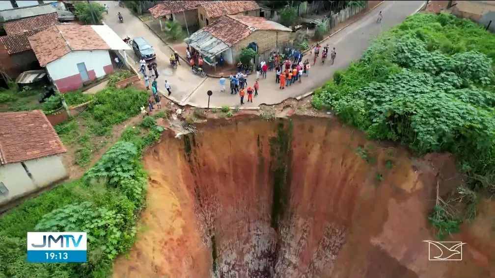 Algumas das crateras têm até 70 metros de profundidade.
