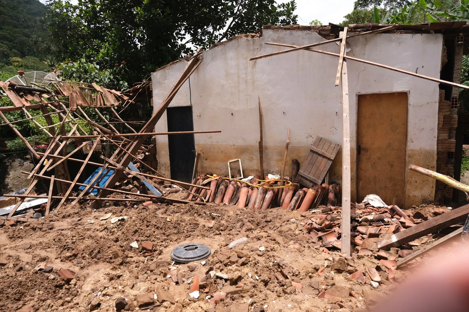 Com a força da água, casa desabou em Uruburetama, na região serrana do estado