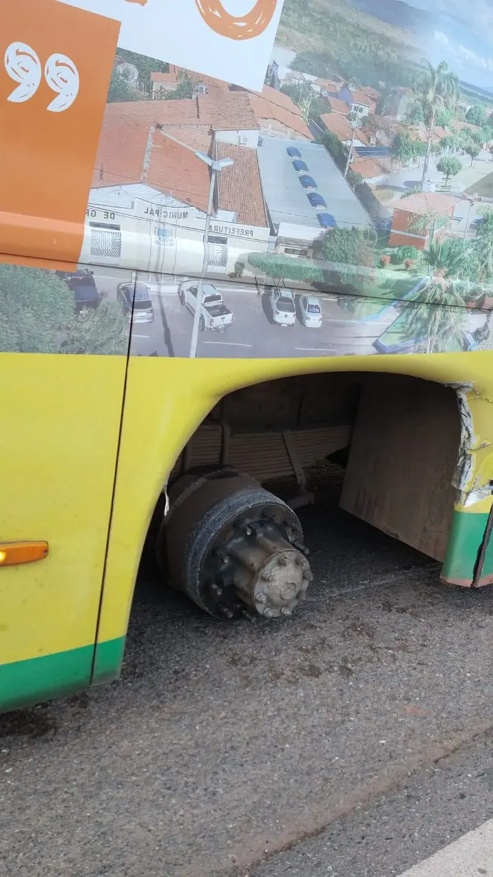 Imagem da notícia: Rodas de ônibus universitário saem do eixo e rolam na BR-222, no Interior do Estado