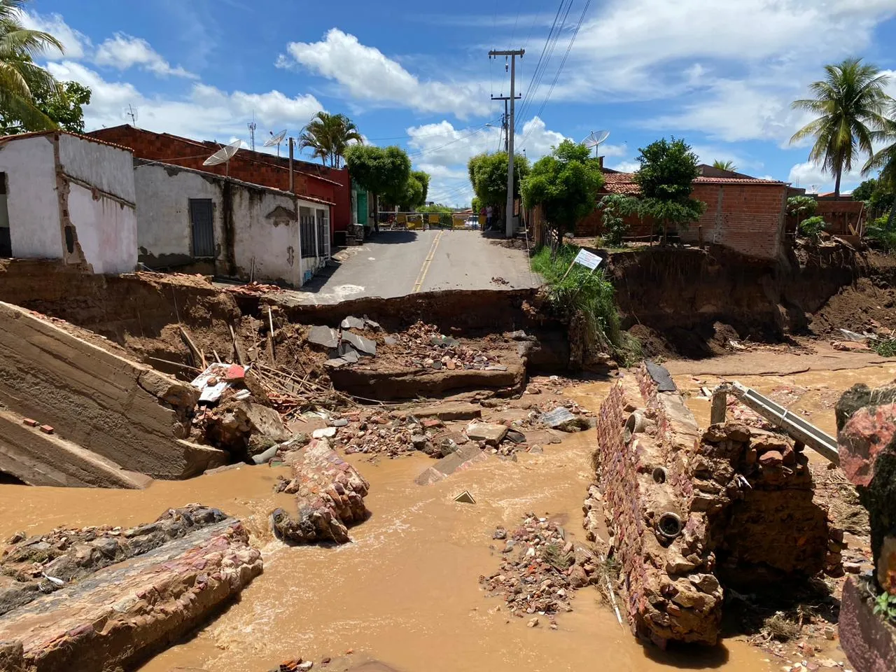 Rio Oitis, em Porteiras, transbordou após fortes chuvas, causando destruição de vias e casas