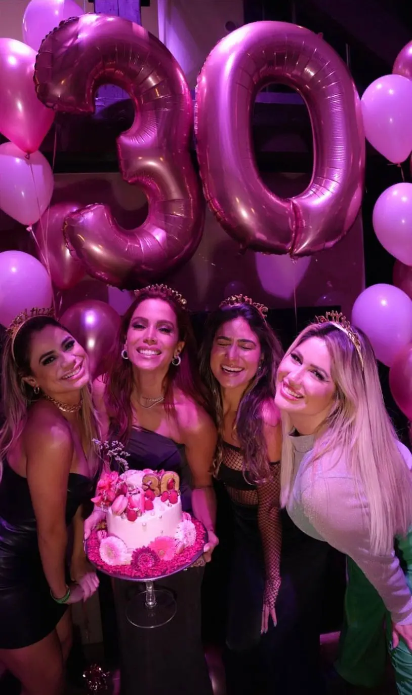Imagem da notícia: Lexa pede desculpa por ‘sumiço’ e diz estar curtindo o aniversário de Anitta