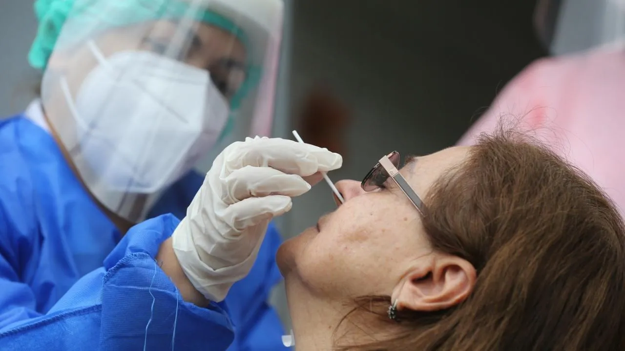 Número de testes positivos aumenta e indica avanço da Covid no Ceará