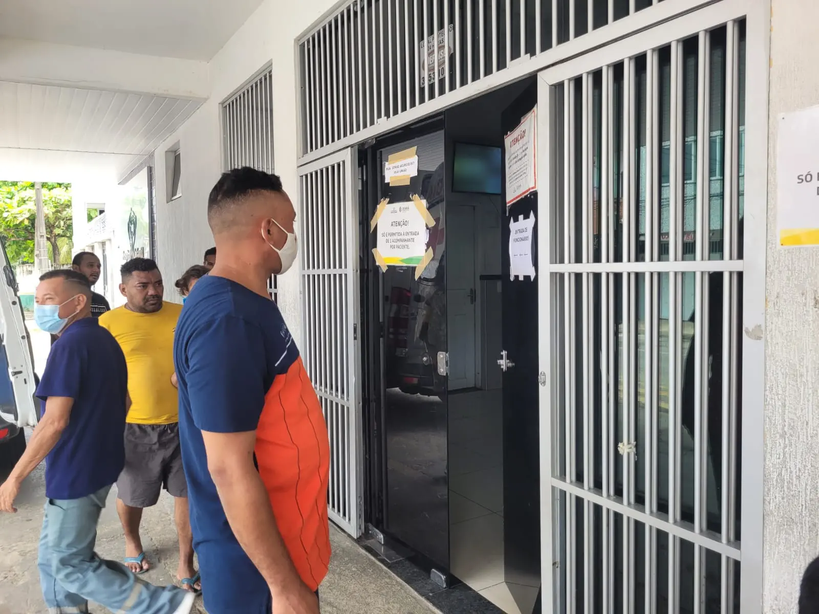 Imagem da notícia: Pais denunciam de superlotação a problemas de higiene no Albert Sabin; hospital diz que atende 90% além da capacidade