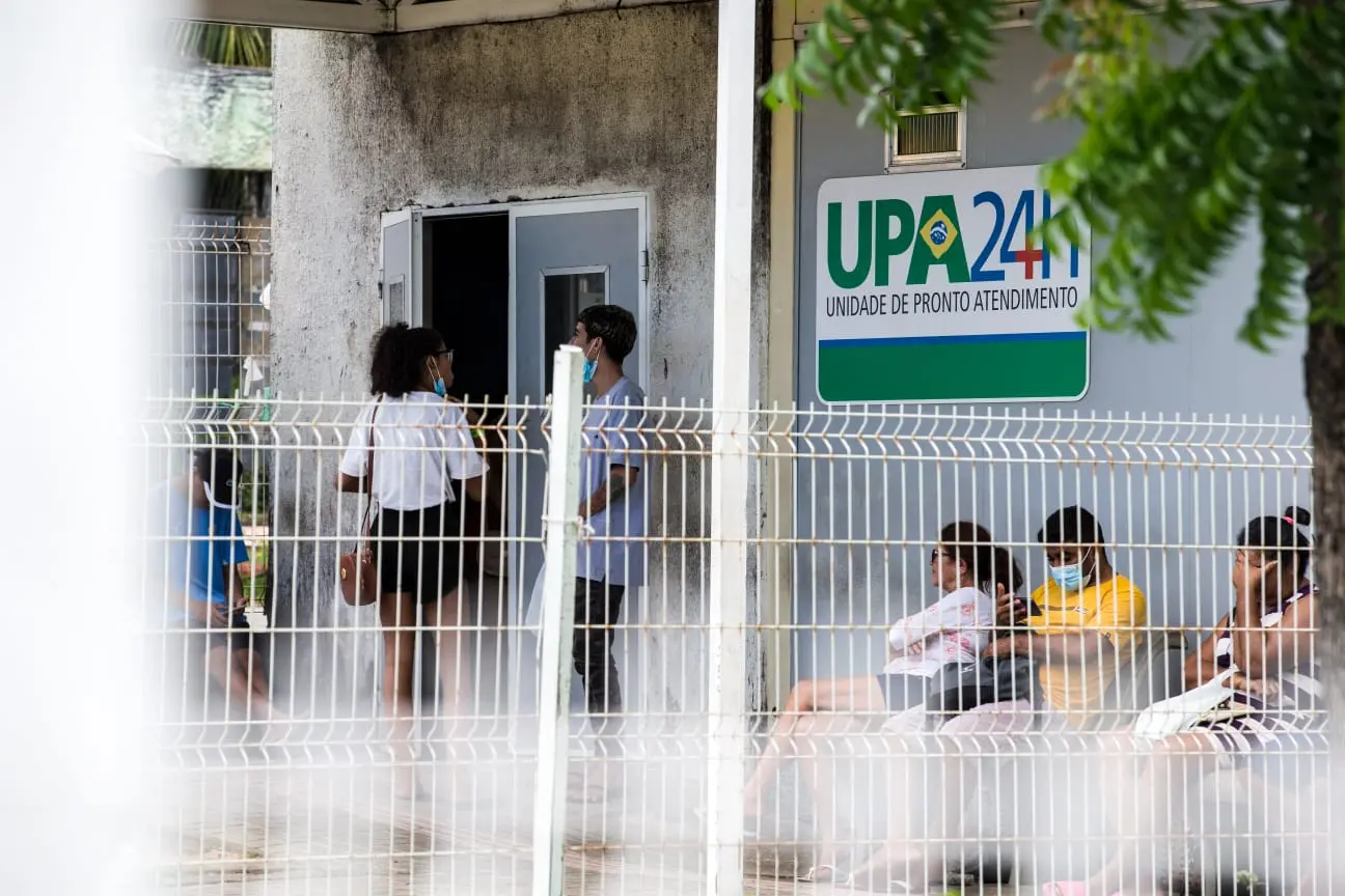 Imagem da notícia: População enfrenta filas e lotação em UPAS de Fortaleza: 'tem 30 pessoas na minha frente'