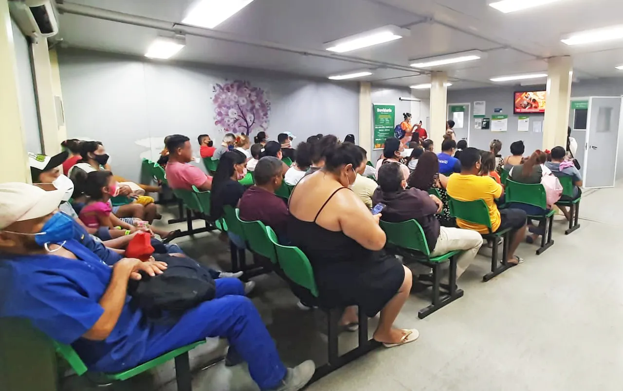 Sala de espera cheia, numa manhã de segunda-feira, em uma das UPAs de Fortaleza