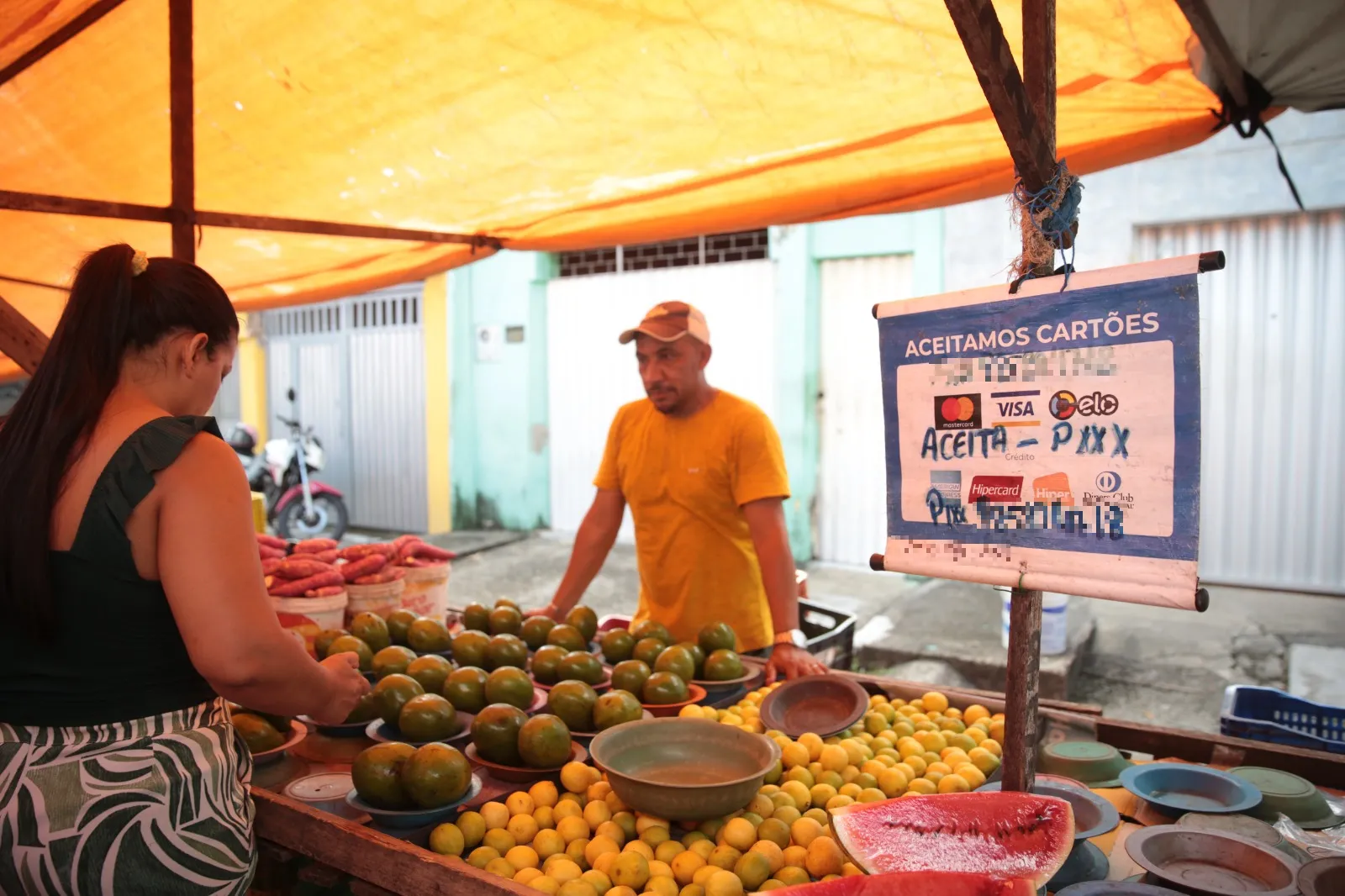 Os feirantes já aceitam Pix como forma de pagamento, na feira do bairro João XXIII