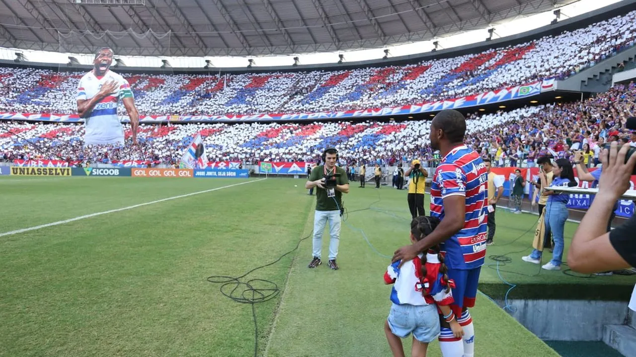 Capitão do elenco, Tinga já ganhou uma homenagem da torcida do Fortaleza