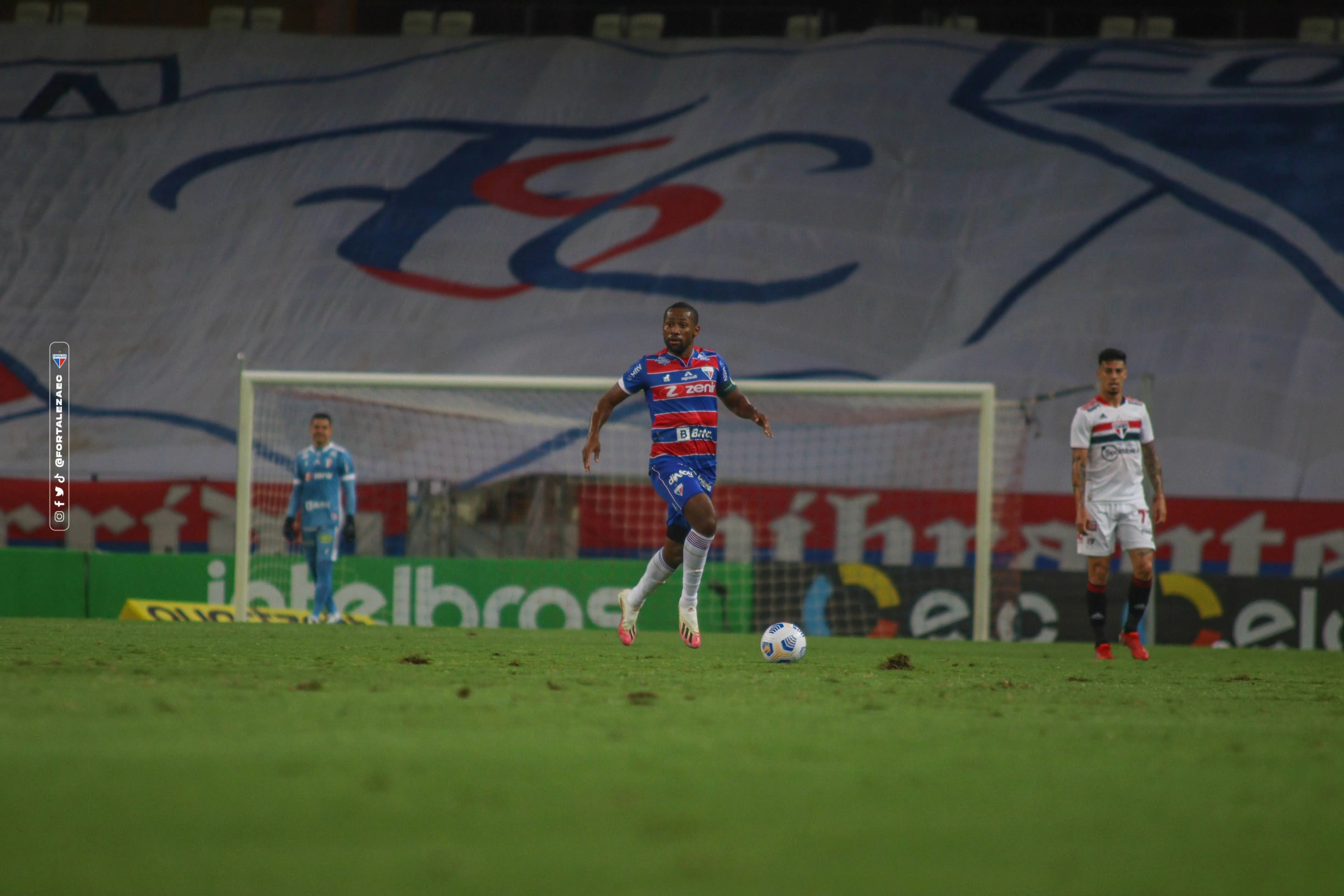 Tinga celebra quinto título consecutivo do Campeonato Cearense.