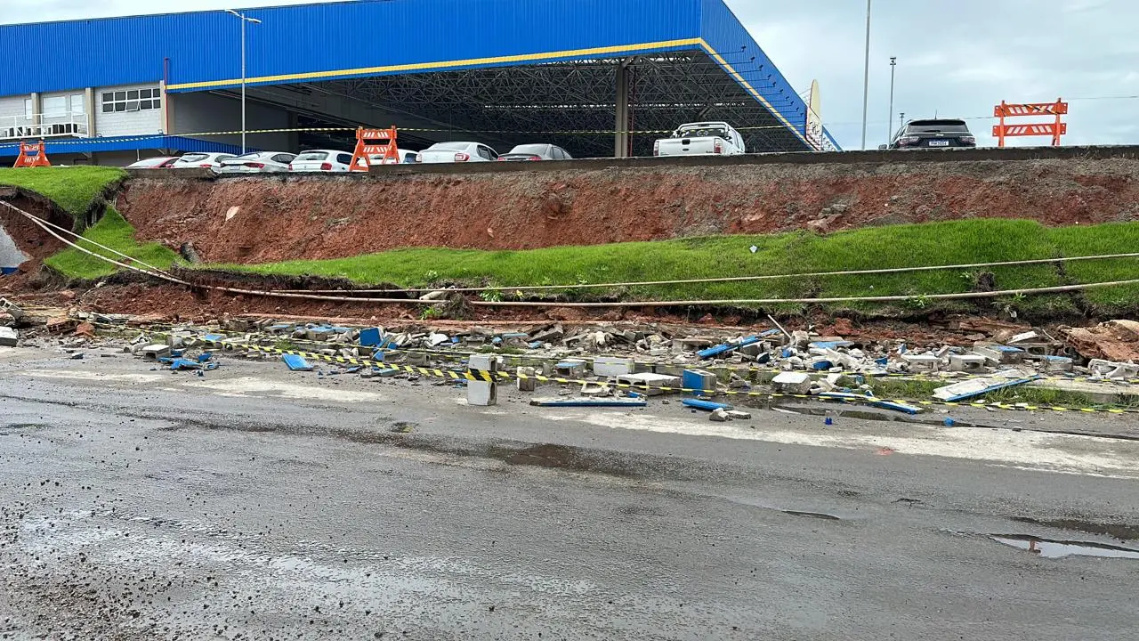 Imagem da notícia: Muro de supermercado desaba parcialmente após chuva em Fortaleza