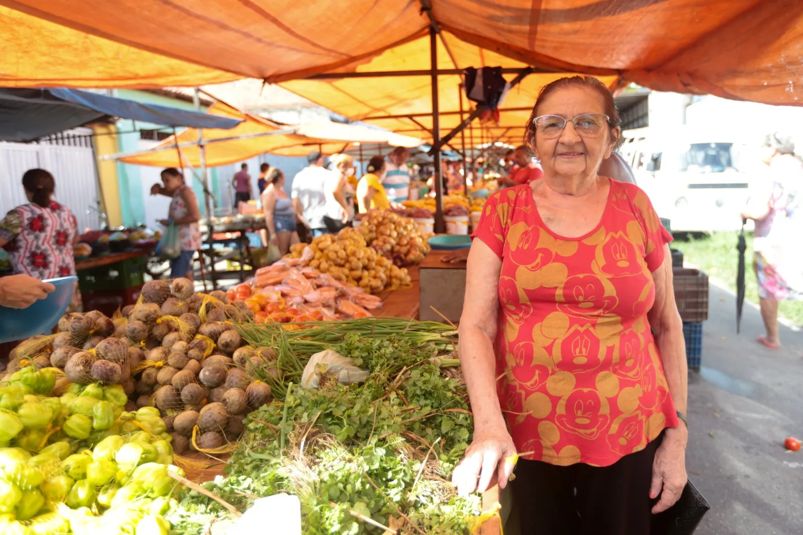 A rotina da dona Adauta Bezerra inclui visitas semanais à feira