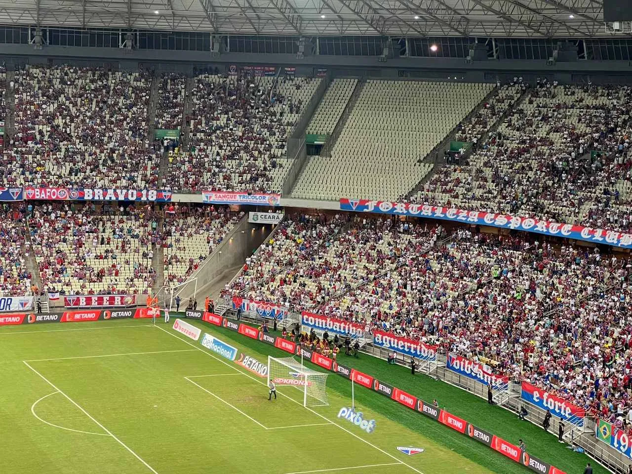 Nos jogos no Castelão, a torcida do Fortaleza recebeu uma divisão na arquibancada