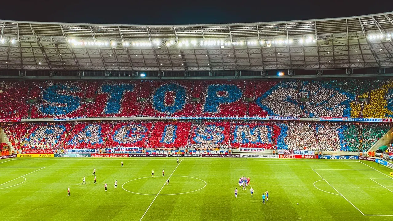 Torcida do Fortaleza faz mosaico contra o racismo em jogo da Libertadores.