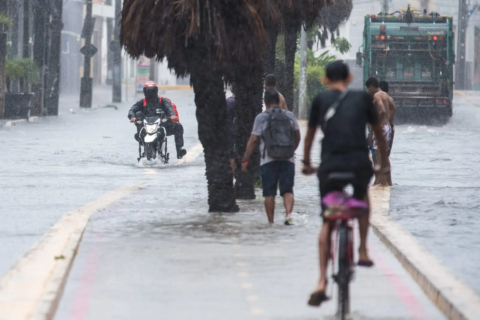 Imagem da notícia: Chuva causa vários pontos de alagamentos nesta Sexta-feira Santa em Fortaleza