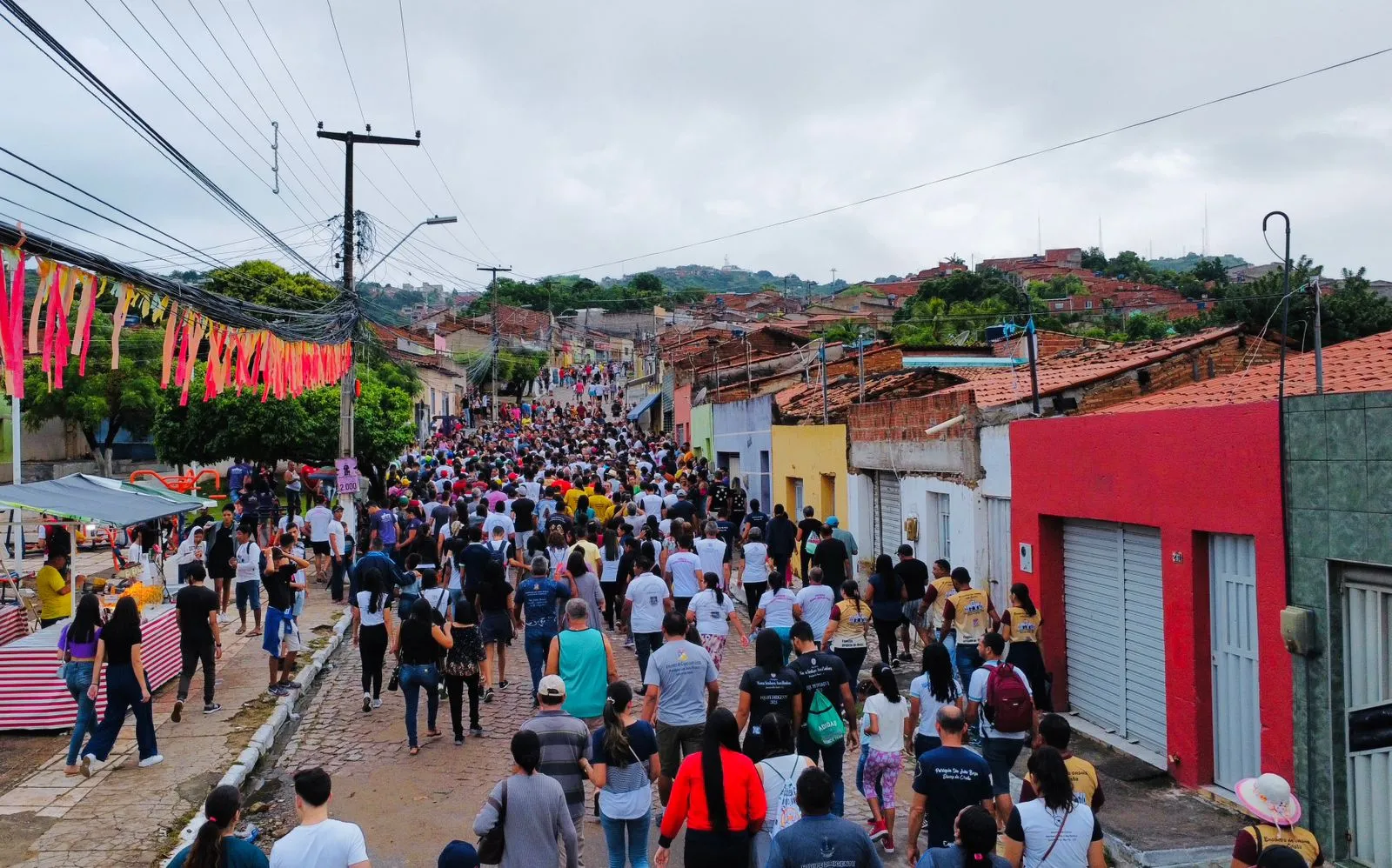 Fiéis sobem à pé agradecendo ou pedindo graças