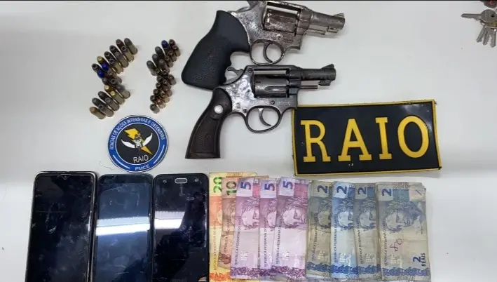 Imagem da notícia: Grupo tenta fugir, joga arma pela janela de carro, mas acaba preso em Sobral